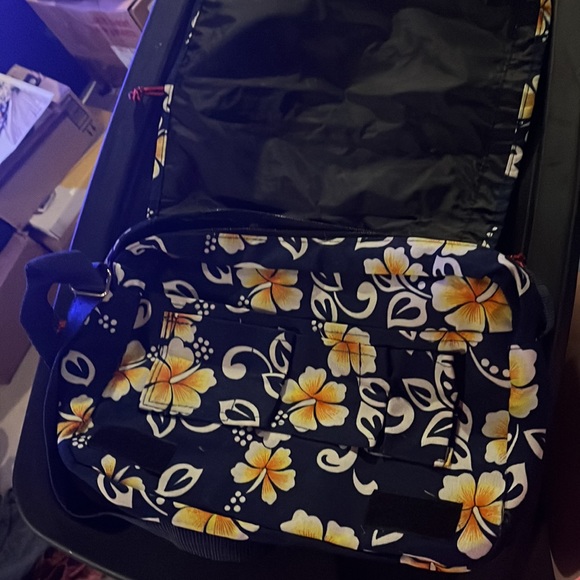 this bag has flowers on it - Picture 2 of 4